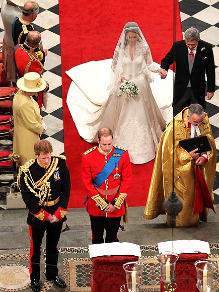 Who was the first to look back at Kate when she walked down the aisle?