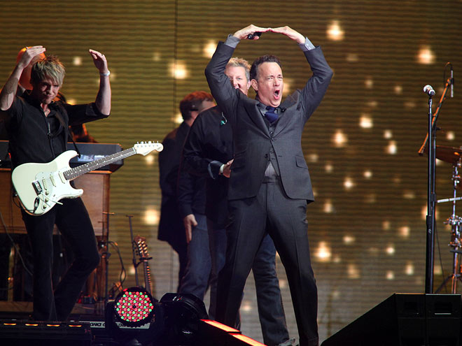 TOM HANKS & RASCAL FLATTS
 photo | Tom Hanks