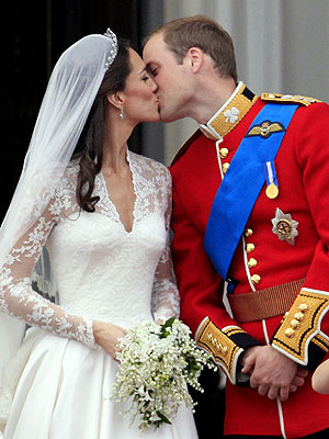 Prince William & Catherine Middleton Kiss Twice at Buckingham Palace