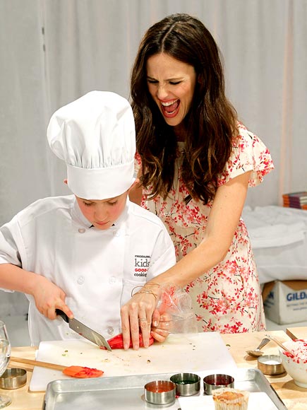 ALL HANDS ON DECK photo | Jennifer Garner