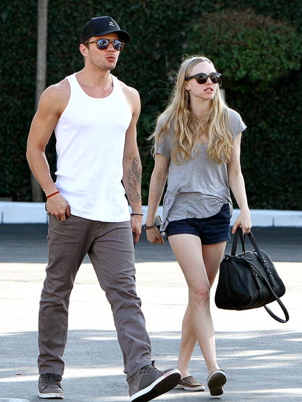 OUT & ABOUT photo | Amanda Seyfried, Ryan Phillippe