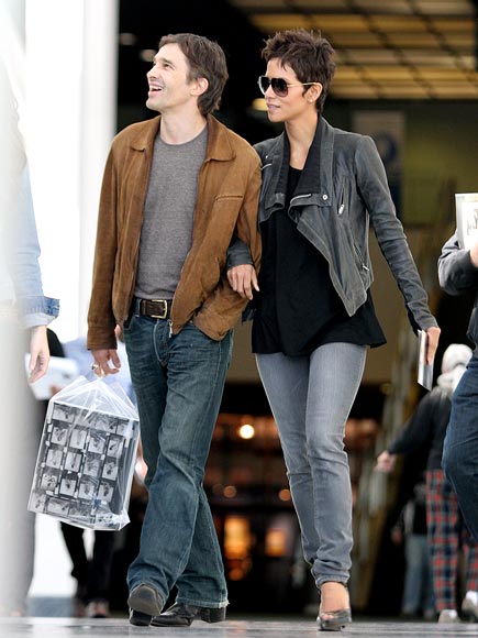 ARTFUL OUTING 
 photo | Halle Berry, Olivier Martinez