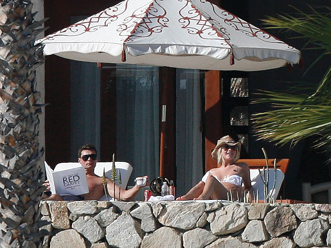 LOUNGE ACT photo | Julianne Hough, Ryan Seacrest