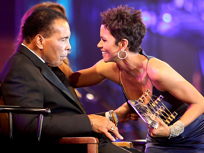 LEGENDARY ENCOUNTER
photo | Halle Berry, Muhammad Ali