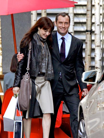 LINKED IN
 photo | Jude Law, Rachel Weisz