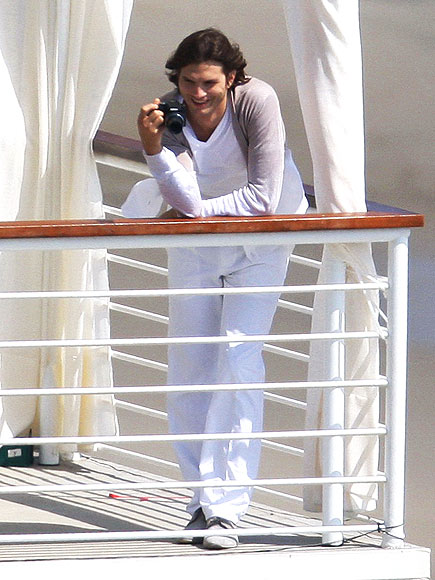 SNAP HAPPY photo | Ashton Kutcher