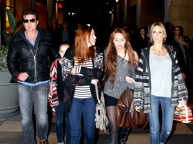 SUNDAY DINNER
photo | Billy Ray Cyrus, Miley Cyrus