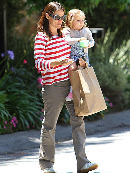 BAG LADY photo | Jennifer Garner