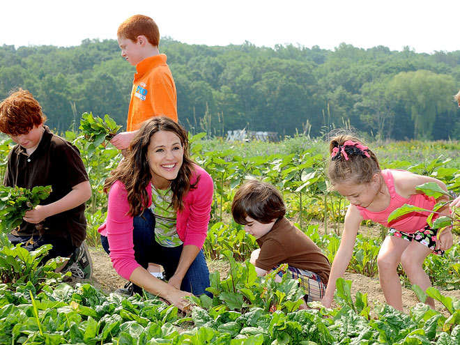FINGER PICKIN' GOOD photo | Jennifer Garner