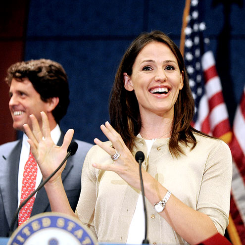 SHOW OF HANDS
 photo | Jennifer Garner
