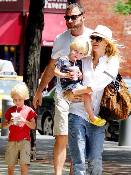 FAMILY BLONDING photo | Liev Schreiber, Naomi Watts
