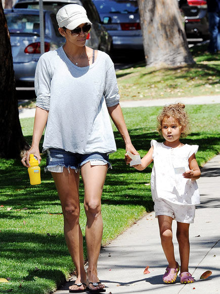 SHORTS STROLL photo | Halle Berry