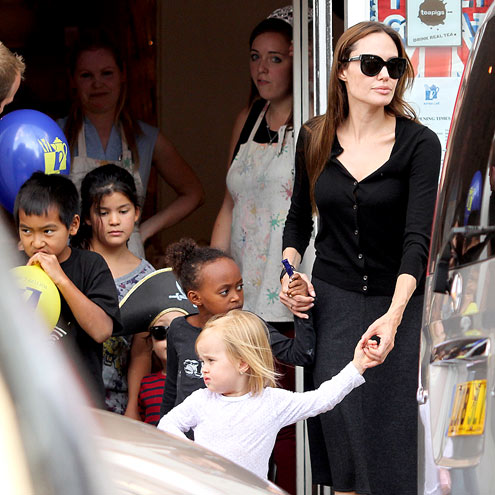 ARTY PARTY photo | Angelina Jolie