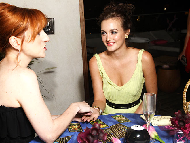 HANDY CONNECTION photo | Leighton Meester