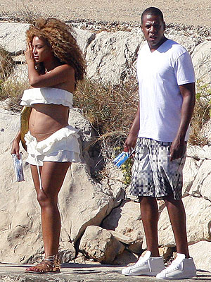 Beyonce  Baby on Beyonc   Bares Her Baby Belly     Moms   Babies     Moms   Babies