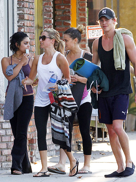 FITNESS FRENZY
photo | Ashley Tisdale, Vanessa Hudgens
