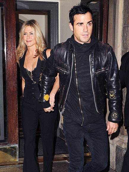 GIVE HER A HAND photo | Jennifer Aniston, Justin Theroux