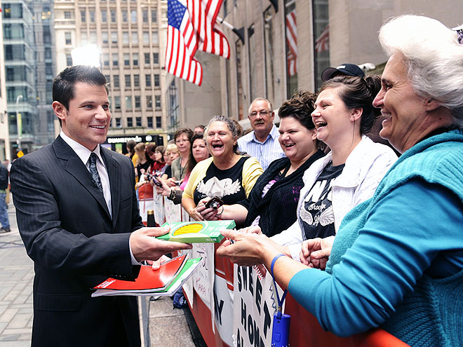 CROWD PLEASER photo | Nick Lachey