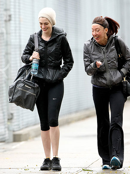BAG IN ACTION photo | Anne Hathaway