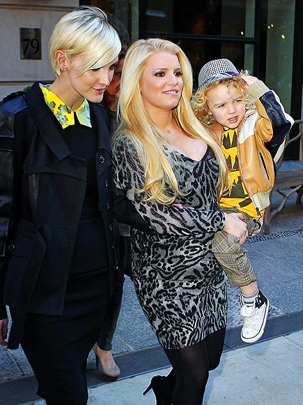 BUXOM BLONDE
 photo | Ashlee Simpson, Jessica Simpson