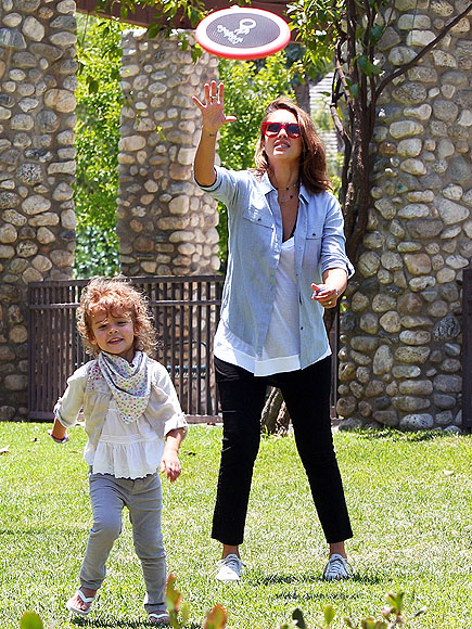 JESSICA ALBA FLINGS A FRISBEE photo | Jessica Alba