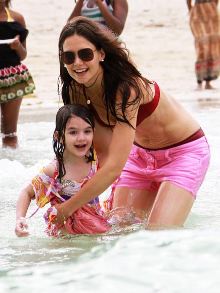 KATIE HOLMES MAKES A SPLASH photo | Katie Holmes, Suri Cruise