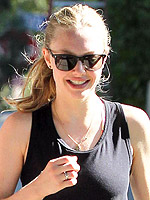 Stars' Dog-Walking Style | Amanda Seyfried