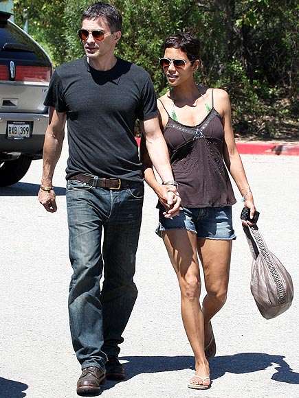 BEACH DATE photo | Halle Berry, Olivier Martinez
