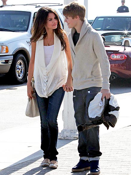 OUTDOOR STROLL photo | Justin Bieber, Selena Gomez