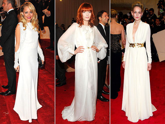 LONG-SLEEVED WHITE DRESSES photo | Leelee Sobieski, Nicole Richie