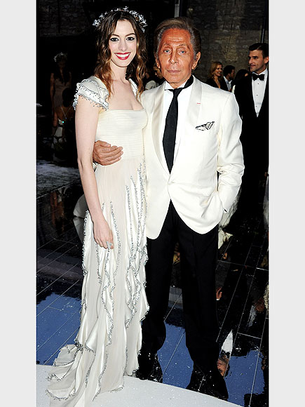ANNE HATHAWAY AND VALENTINO GARAVANI photo | Anne Hathaway, Valentino
