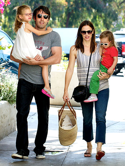 Stars' Grocery Store Style JENNIFER GARNER & BEN AFFLECK photo | Ben Affleck, Jennifer Garner