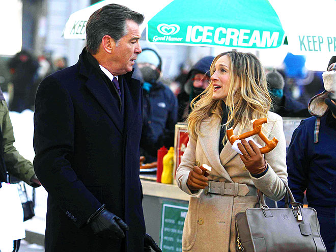 SARAH JESSICA PARKER'S PURSE photo | Pierce Brosnan, Sarah Jessica Parker