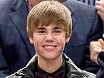 Justin Bieber Downs a Hot Dog at the Knicks Game | Justin Bieber