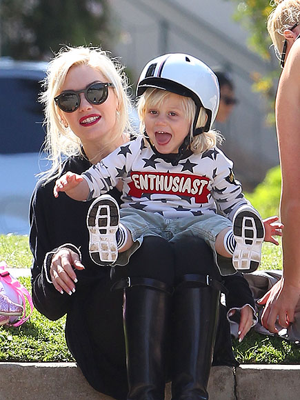 LOOK, MA, NO HANDS! photo | Gwen Stefani