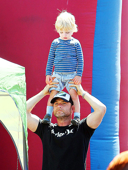 HEAD & SHOULDERS photo | Liev Schreiber