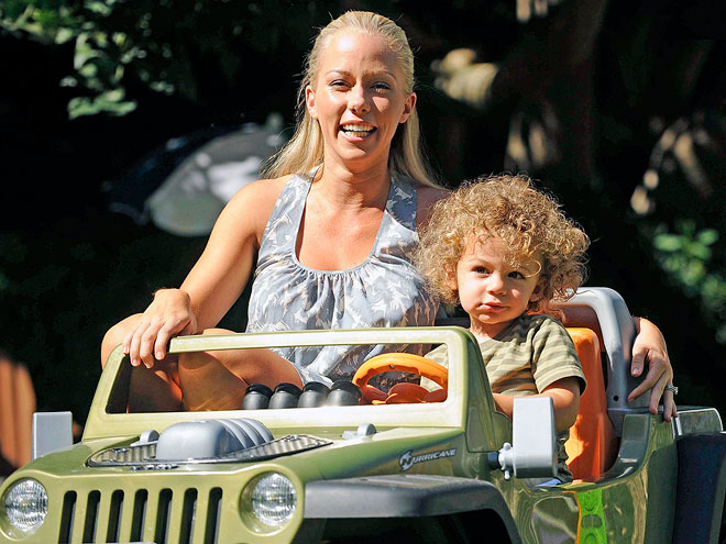 CRUISE CONTROL photo | Kendra Wilkinson