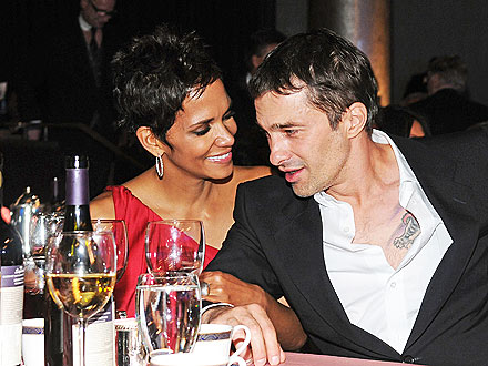Halle & Olivier Down Spicy Cocktails – Named After the Actress! | Halle Berry, Olivier Martinez