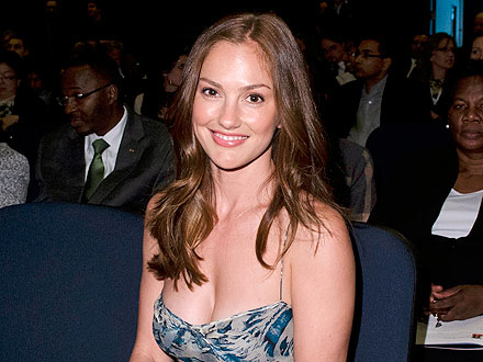 Minka Kelly Knocks Back Oysters – and Pays for a Soldier's Meal!