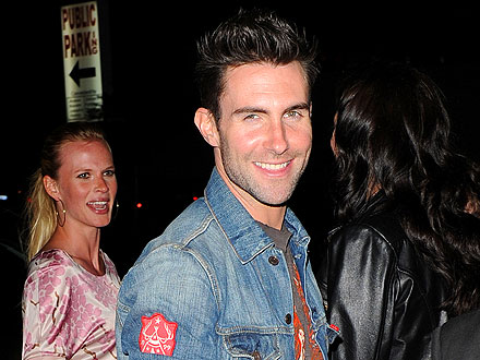 Adam Levine Works on His Golf Game | Adam Levine