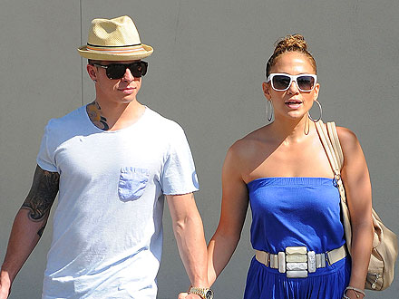 Jennifer Lopez & Casper Smart Load Up on Shades & Shoes in East Hampton | Casper Smart, Jennifer Lopez