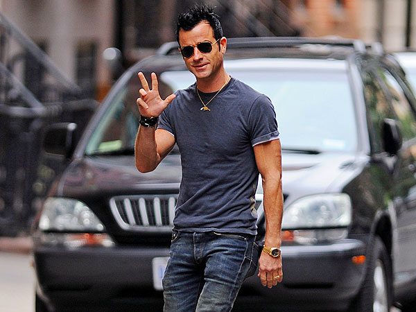 Justin Theroux 'Beaming' During Night Out with Pals
