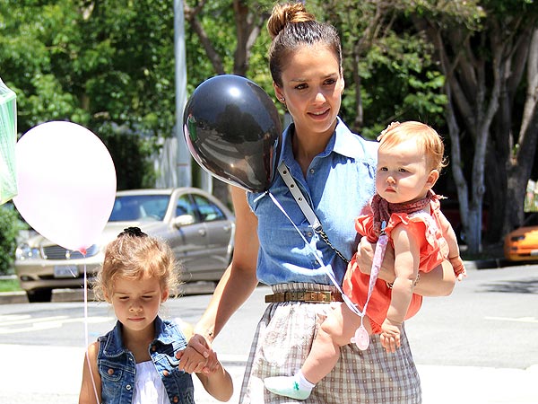 Jessica Alba & Her Daughters Pick the Perfect Pumpkin