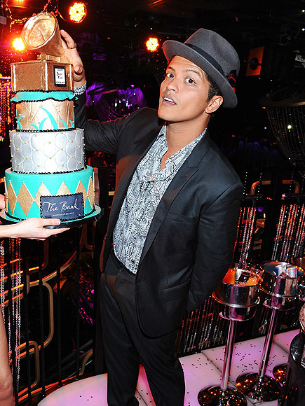 ICING ON THE CAKE photo | Bruno Mars