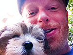 Jesse Tyler Ferguson Shouts Out to His Dog from Globes Red Carpet