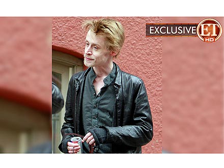 Macaulay Culkin Drops off iPod for Deejay Gig| Scandals & Feuds, Health, New York, Celebrity Scandals, Bodywatch, Macaulay Culkin, Bar / Club / Lounge