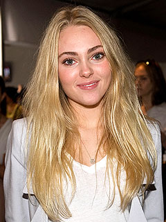 AnnaSophia Robb to Play Carrie Bradshaw in Sex and the City Prequel | AnnaSophia Robb