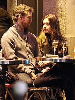 PHOTO: Anne Hathaway and Adam Shulman Get Romantic in Paris | Anne Hathaway