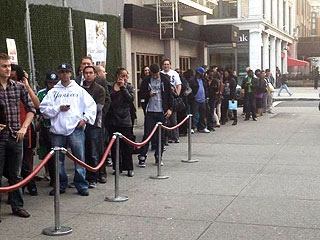 Chad Ochocinco Treats 200 Fans to Fried Chicken in N.Y.C.| New York, Good Deeds, Celebrity Diners Club, Chad Ochocinco, Evelyn Lozada