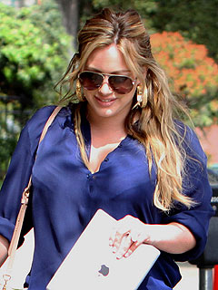 PHOTO: Hilary Duff Steps Out Post-Baby | Hilary Duff